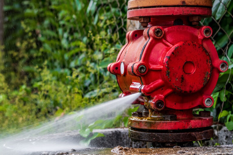 Wasseraustritt durch die Dichtung in der Pumpe der Bewässerungsanlage